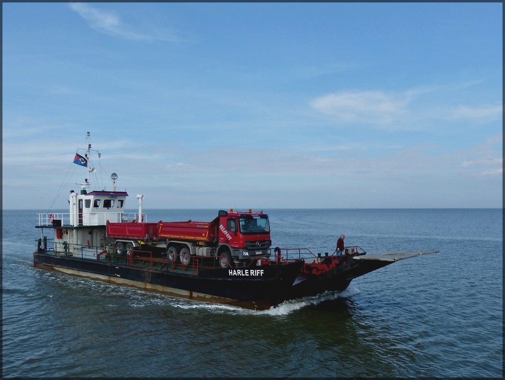 Mit einem Hngerzug an Bord fhrt das Schiff  Harle Riff  dem Anlegeplaz im Hafen von Neuharlingersiel entgegen.  09.05.2012