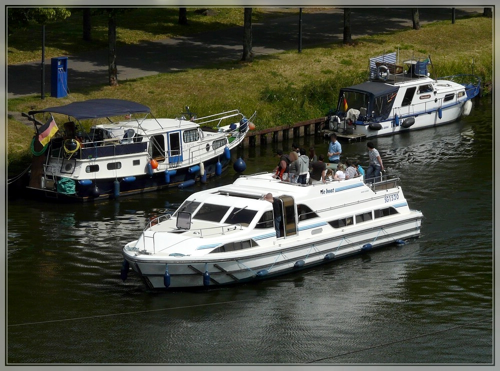 Mit gemtlichem Tempo schippert diese Yacht am 28.05.2011 in Saarbrcken ber die Saar