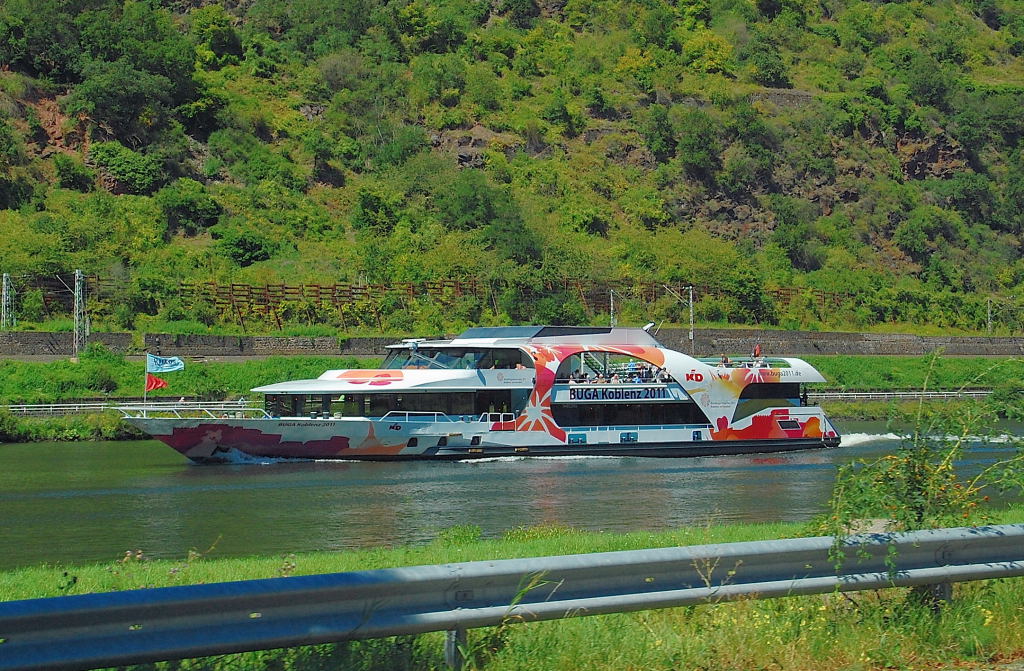 Mit gut einer Stunde Versptung wegen Niederigwasser ist die MS BUGA Koblenz 2011 am Samstag den 18.8.2012 Mosel aufwrts unterwegs.....der nchste Anleger befindet sich in Moselkern, den das Schiff ansteuert.