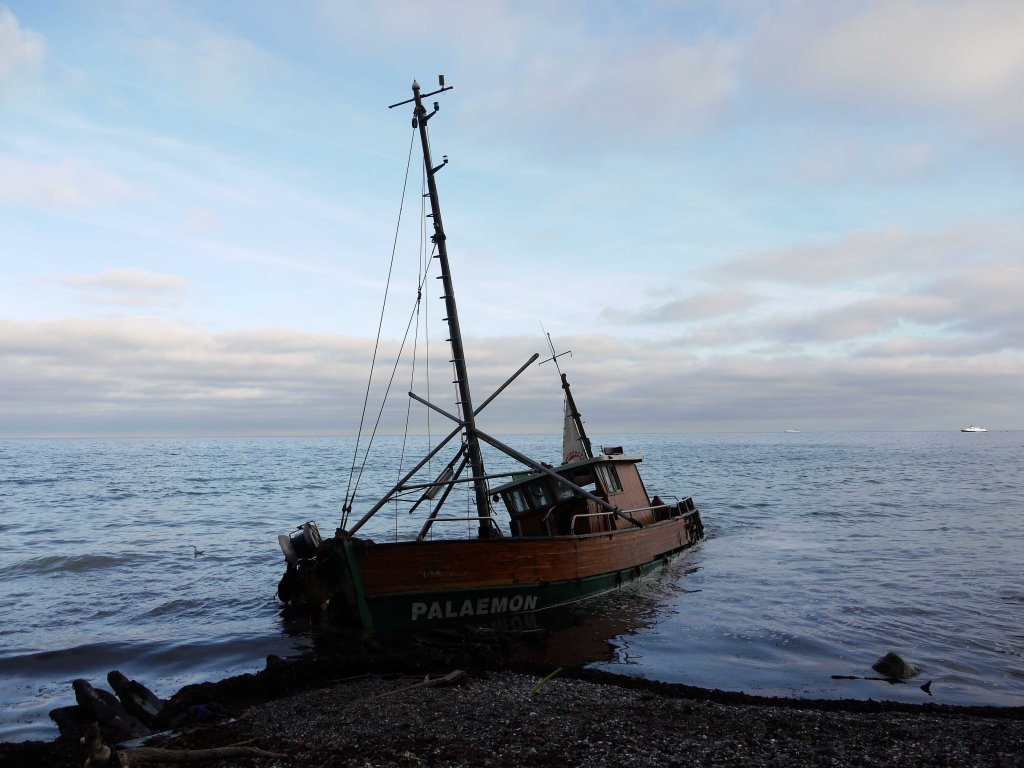 Mit starker Schieflage liegt der Kutter PALAEMON aus Rostock immer noch vor der Insel Rgen. Mitte September war er ganz in der Nhe des Knigstuhl auf Grund gelaufen und ist inzwischen auseinandergebrochen. fotografiert am 15.11.2011