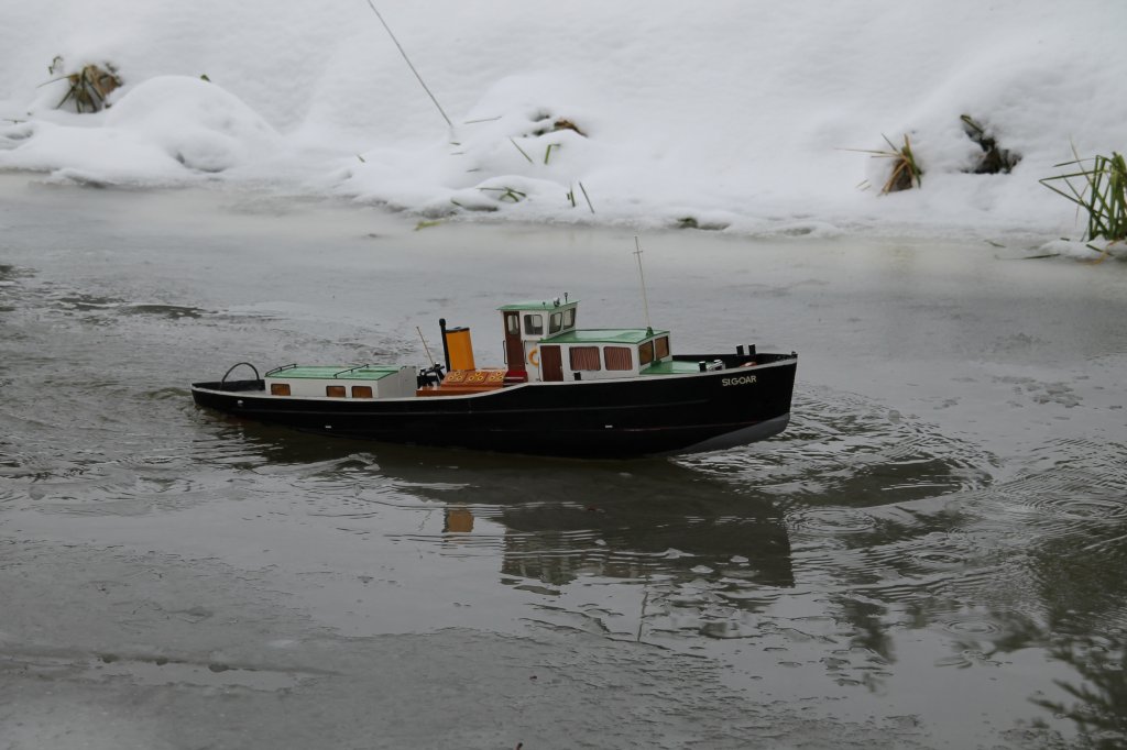 Modelleisbrecher schiebt sich auf 3cm starkes Festeis am 15.12.2012 im Ueckeraltarm in Torgelow.