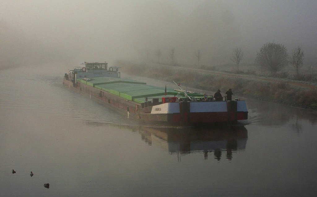 Morgennebel ber den ELBE Lbeck Kanal,das GMS ANDREA aus Prag ENI 08451026 ,kann nur mit Hilfe der beiden Matrosen am Bug den ELK bei'm Berkenthiner Kirchsteig durchfahren.
Aufgenommen 13.11.2011 um 9:49 Uhr.