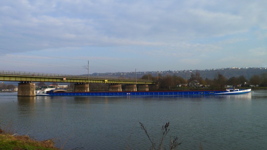 Mosel bei Konz, GMS  Zeeland-Ijsselmuiden  moselaufwrts unter der Eisenbahnbrcke von Konz nach Igel, 12.02.2011