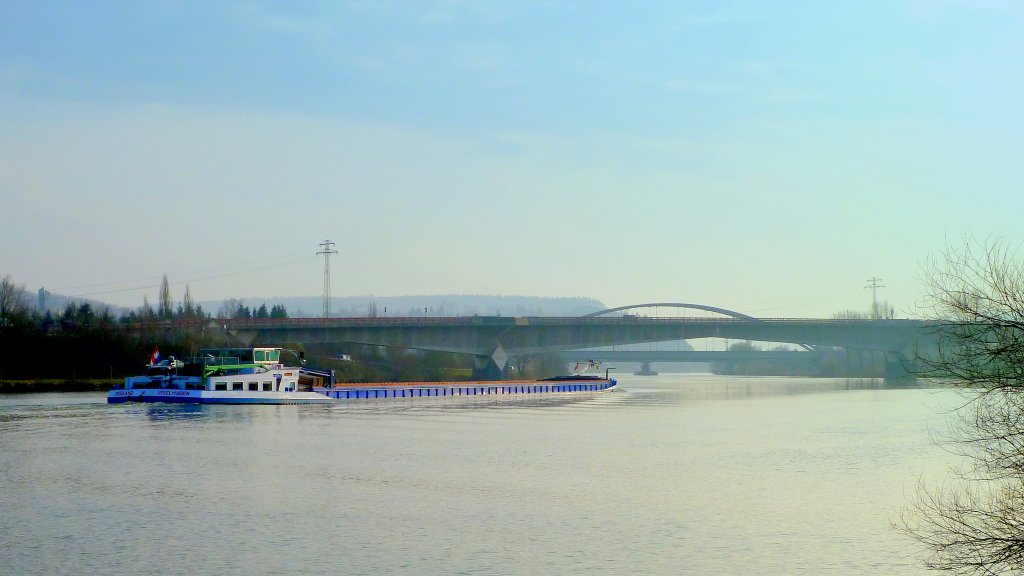 Mosel (vorne im Bild) bei Konz an der Saarmndung (hinten im Bild), GMS  Zeeland-Ijsselmuiden  verlsst die Mosel in sdwestlicher Richtung zur Saar; am Horizont zwei Strassenbrcken und eine Eisenbahnbrcke (Perl-Konz)ber die Saar, 12.02.2011