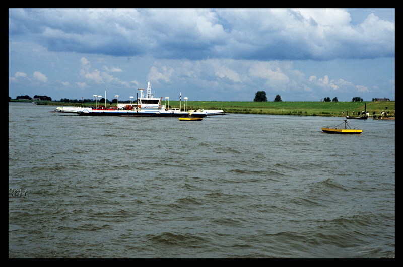 Motor Gierfhre auf dem Hollndischen Neder Rijn bei Eck en Wiel.