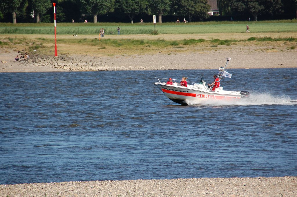 Motorboot der DLRG auf Patrolie bei Dsseldorf Kaiserswerth am Donnerstag den 2.6.2011!