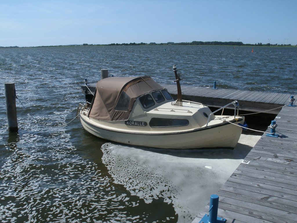 Motorboot im Hafen von Vieregge am 21.Juli 2013.