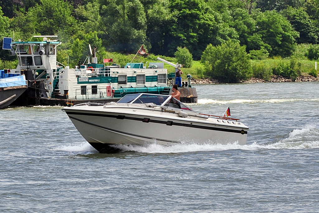 Motorboot  Zampano  passiert Schubschiff auf dem Rhein bei Rolandswerth - 26.06.2012