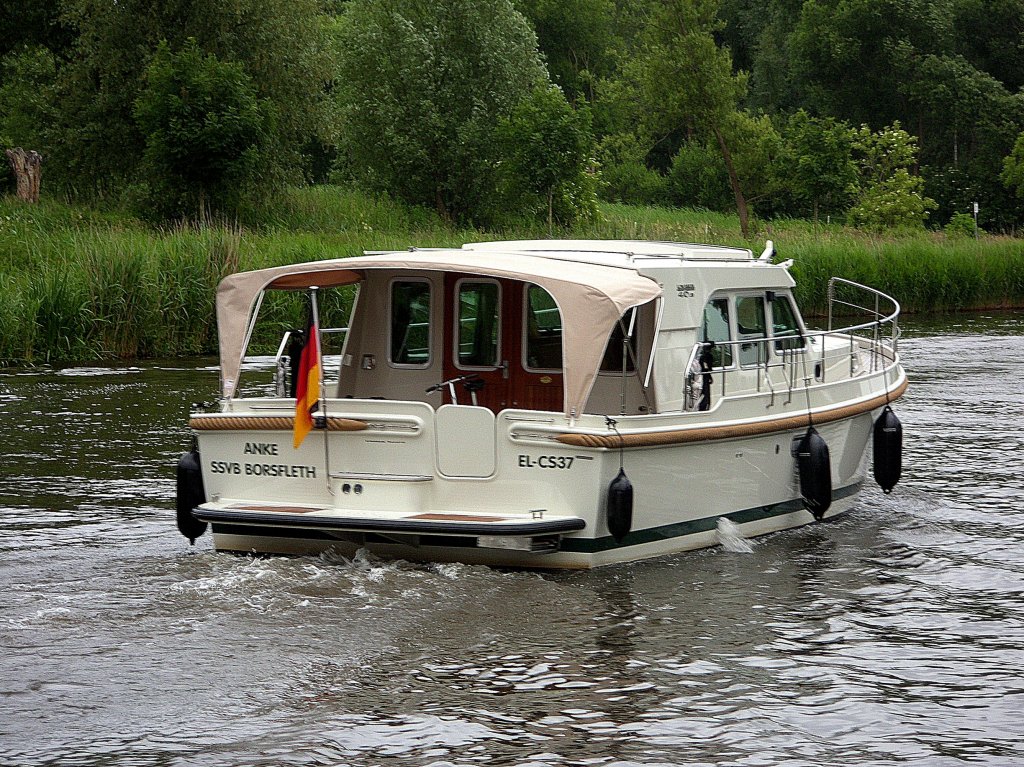 Motorjacht ANKE, unterwegs im ELK mit Kurs Krummesser ELK-Schleuse...
Aufgenommen: 26.6.2012