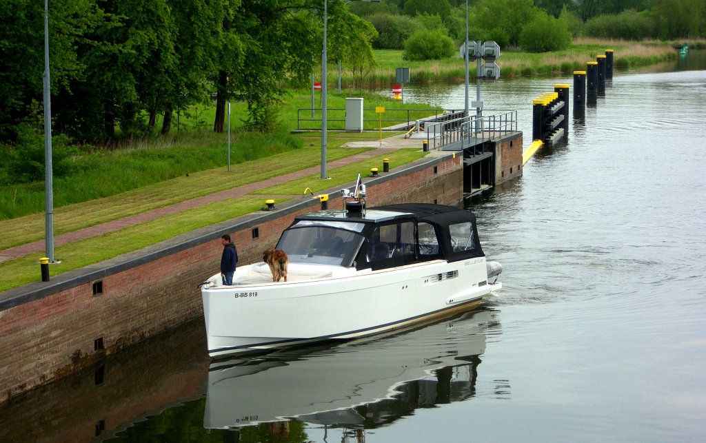 Motorjacht BELLEVUE MMSI= 211540130, Kennzeichen B-BB 819, aua Berlin unterwegs von Lbeck kommend zum Aufschleusen in den ELK in die Bssauer Schleuse eingefahren...  Aufgenommen: 19.5.2012