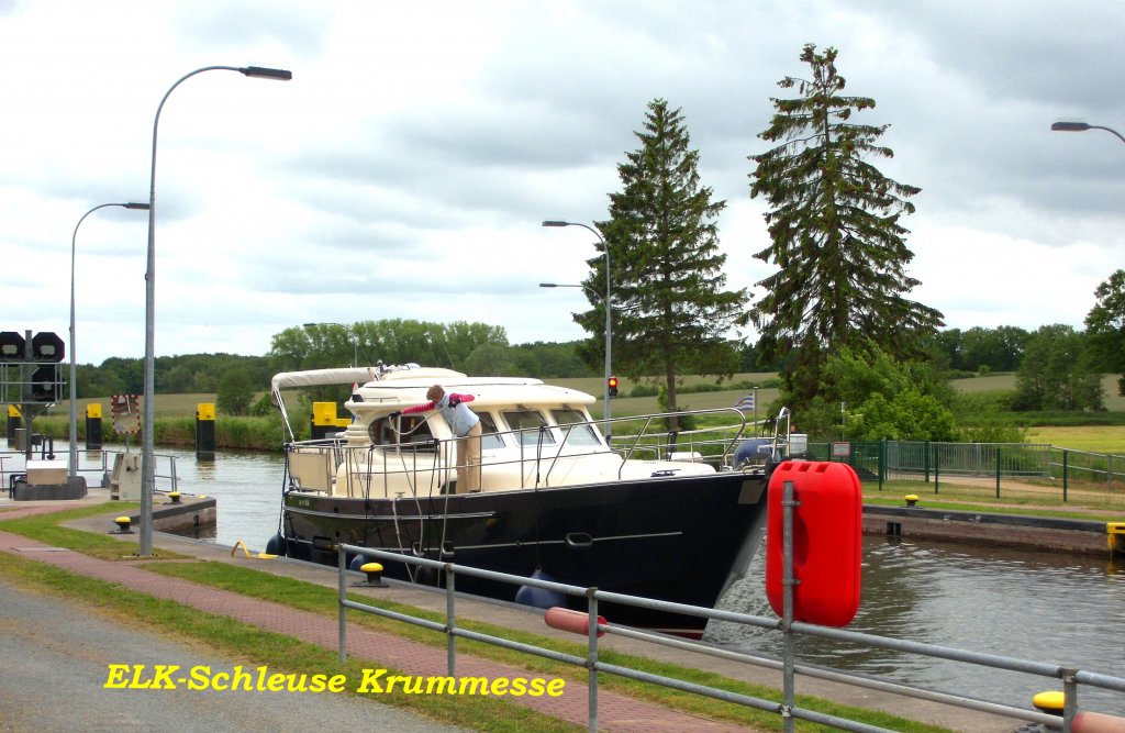 Motorjacht BLUE MARLIN, MMSI 244020459, Rufzeichen: PF3150 hat in der Krummesser ELK-Schleuse festgemacht...  Aufgenommen: 30.5.2012