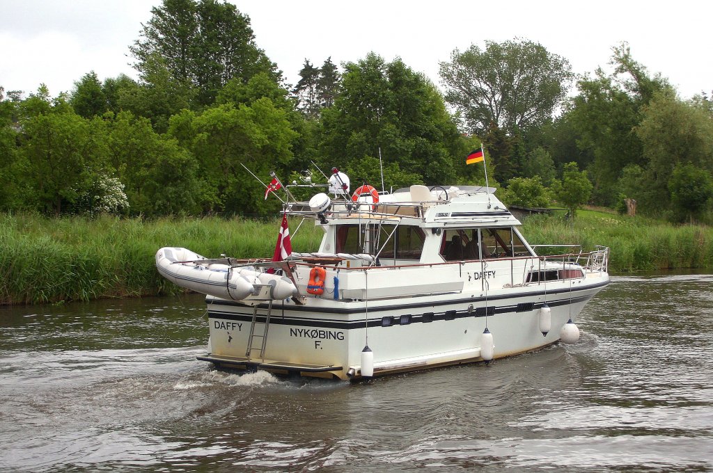 Motorjacht DAFFY aus Dnemark, MMSI 219002322, mit Kurs Krummesser ELK-Schleuse unterwegs...
Aufgenommen: 26.6.2012