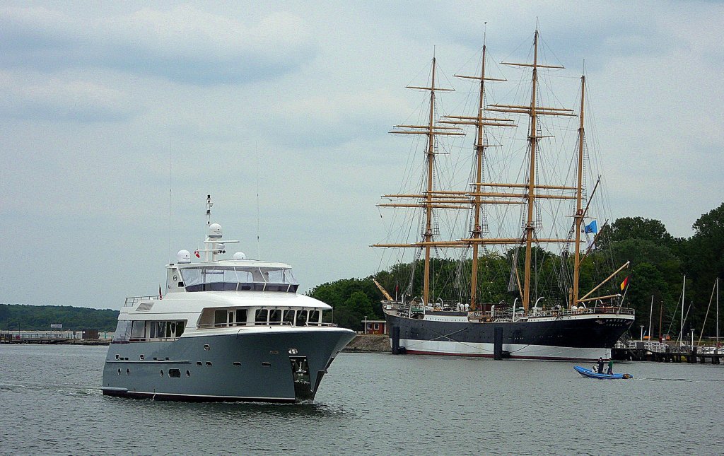 Motorjacht ESCARGO, MMSI= 211488140 aus Hamburg, ist durch den NOK ber die Ostsee nach Lbeck-Travemnde gekommen und passiert hier die  PASSAT ...
Aufgenommen: 6.6.2012