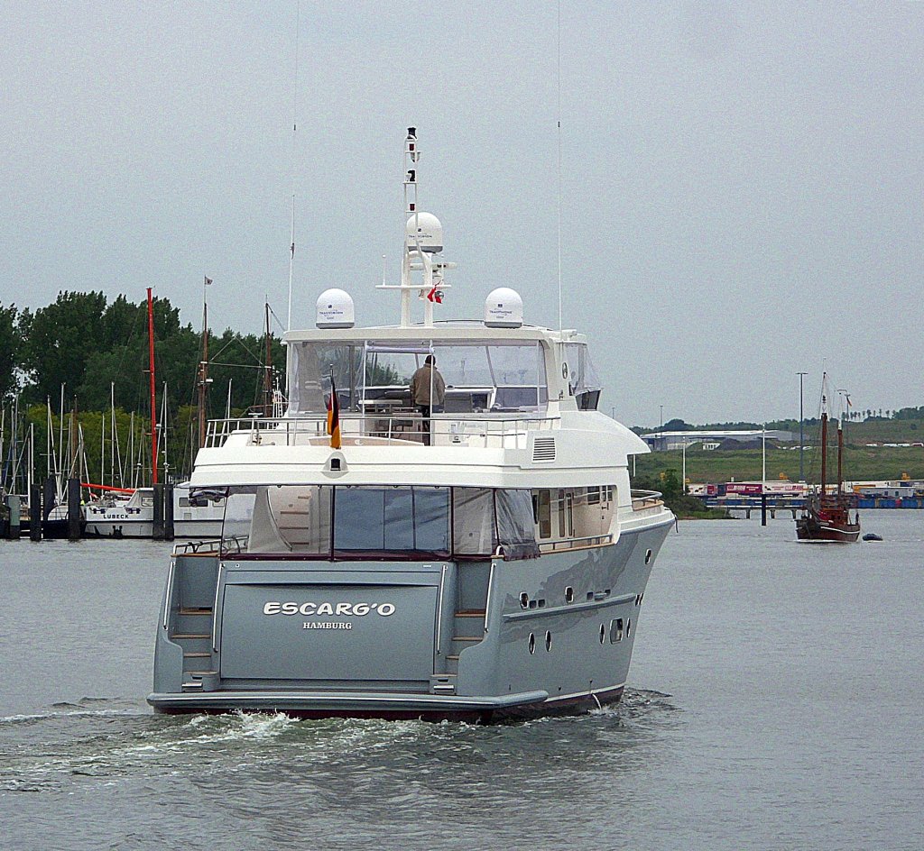 Motorjacht ESCARGO, MMSI 211488140, Heckansicht in Lbeck-Travemnde mit Kurs Rosenhofkai...
Aufgenommen: 6.6.2012