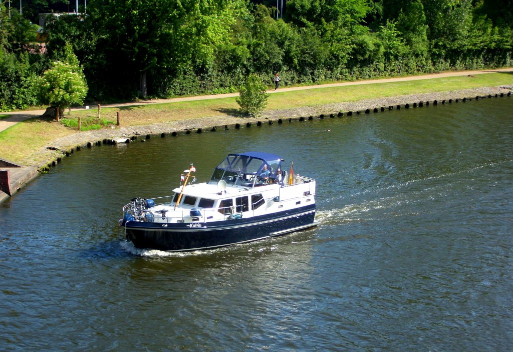 Motorjacht LADY KATRIN, auf der Lbecker Kanaltrave mit Kurs Lauenburg...
Aufgenommen: 22.6.2012