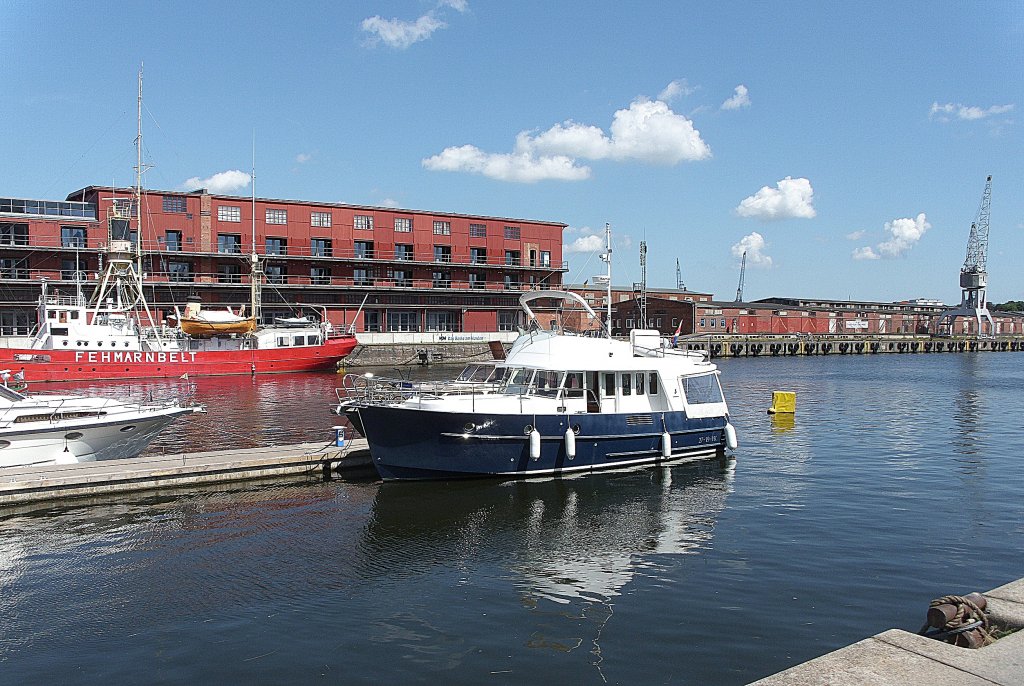 Motorjacht LOUP DE MER, MMSI 244153574, aus den Niederlanden im Lbecker Hansahafen zu Besuch...   Aufgenommen: 8.7.2012