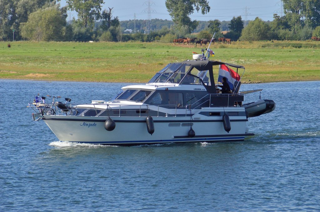 Motorjacht Najade beim Einlaufen in die Marina von Asselt an der Maas. 30.9.2012