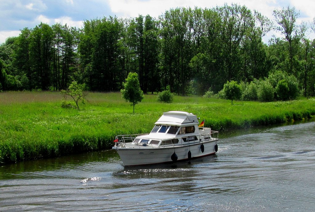 Motorjacht PANORAMA, unterwegs im Elbe Lbeck Kanal mit Kurs Hansestadt Lbeck...
Aufgenommen: 8.6.2012