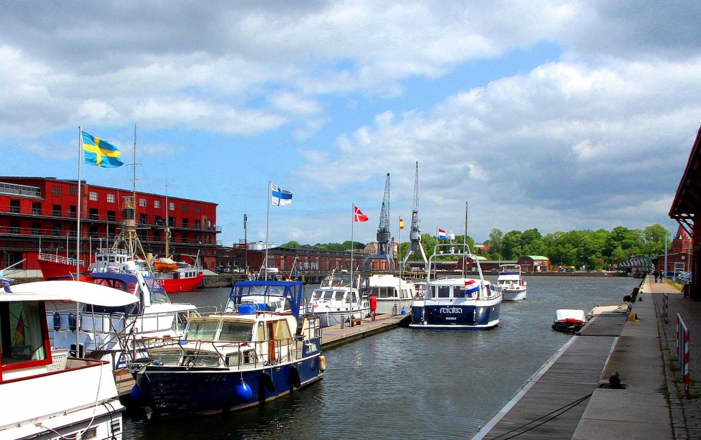 Motorjacht RAIATEA (NL),MMSI= 244690754, L.= 19,00m x B.= 6,00m,  Rufz.: PE7829,  hat in der Hansa-Marina an der Untertrave beim Schuppen 6 festgemacht...  Aufgenommen: 1.6.2012