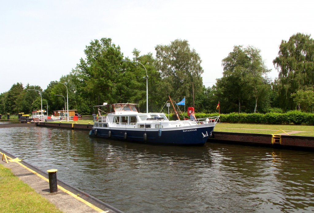 Motorjacht SAVANNAH aus Gent in Belgien in der ELK-Schleuse Witzeeze...
Aufgenommen: 29.6.2012