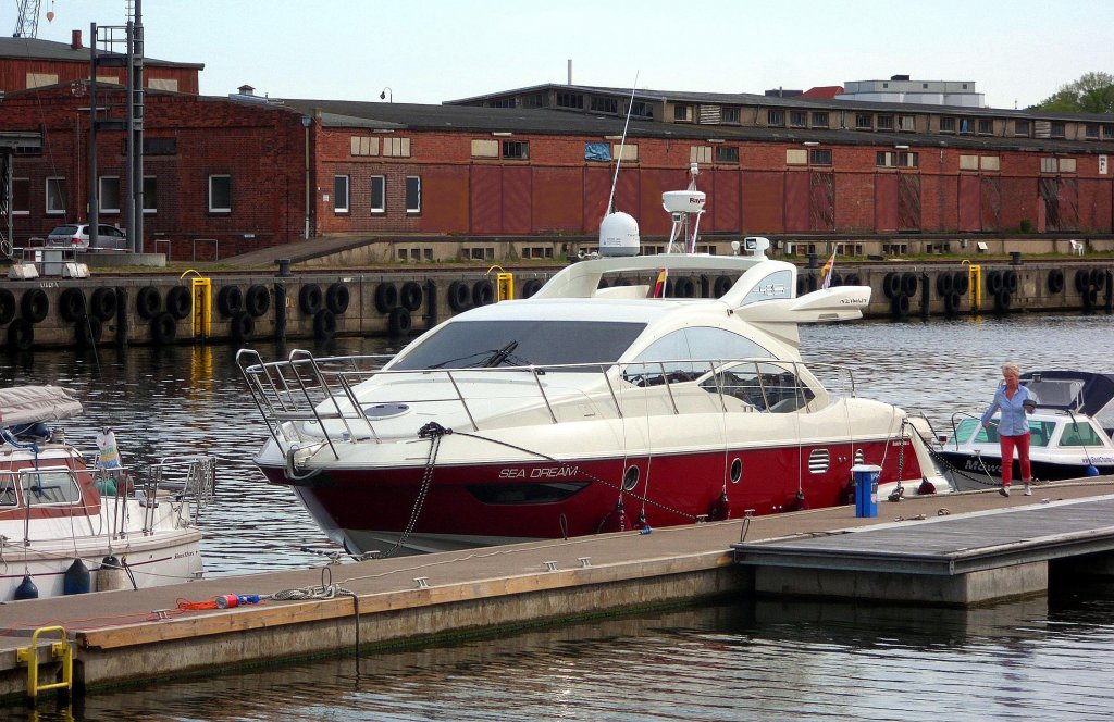 Motorjacht SEA DREAM, MMSI 211540660, Rufz.:DGBY2, 14 x 4 m, liegt als Gast an der Lbecker HANSA-MARINA im Hansahafen...  Aufgenommen: 18.5.2012
