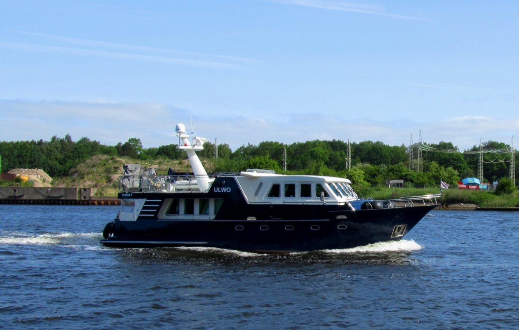 Motorjacht ULWO auf der Trave mit Kurs Ostsee... Aufgenommen: 29.5.2012