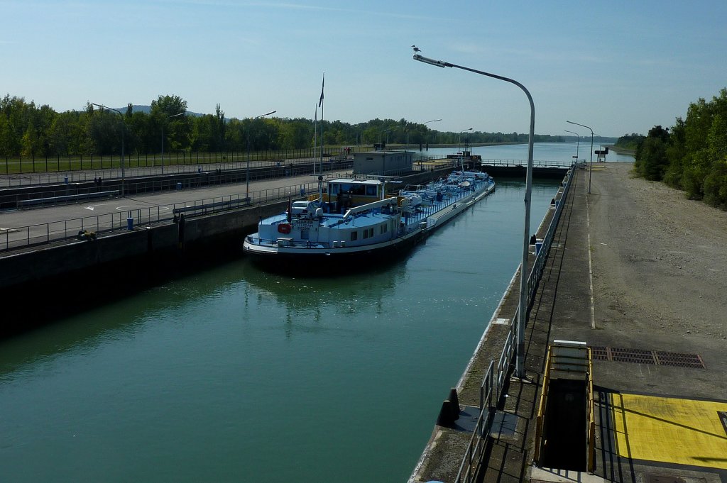 Motorschiff  Aquamarin  aus Rotterdam wartet in der Schleuse Marckolsheim/Elsa aufs ffnen des Schleusentores zur Weiterfahrt in Richtung Basel, Sept.2011