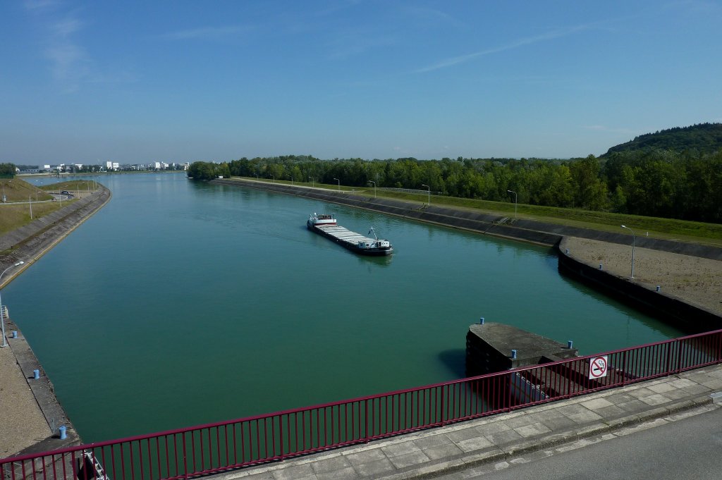 Motorschiff  Aquitaine  vor der Einfahrt in die Schleuse an der Staustufe Marckolsheim/Elsa, Sept.2011