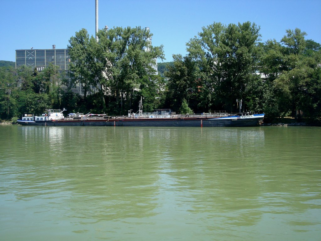 Motorschiff  Biberach , L 85m, B 9m T1283,
ankert im Rhein oberhalb von Basel,
Juli 2010