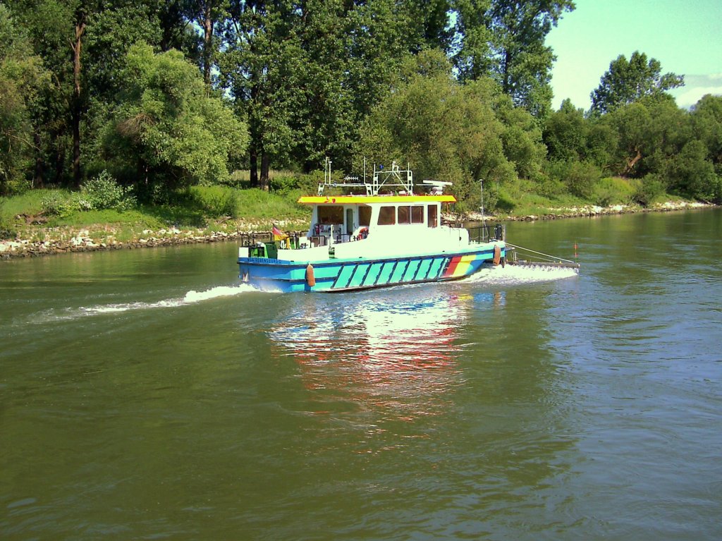 Motorschiff des WSA Regensburg flussaufwrts auf der Donau, zu beachten der vorgehngte Peilrahmen,damit wird die Fahrrinne abgepeilt, Juni 2007 