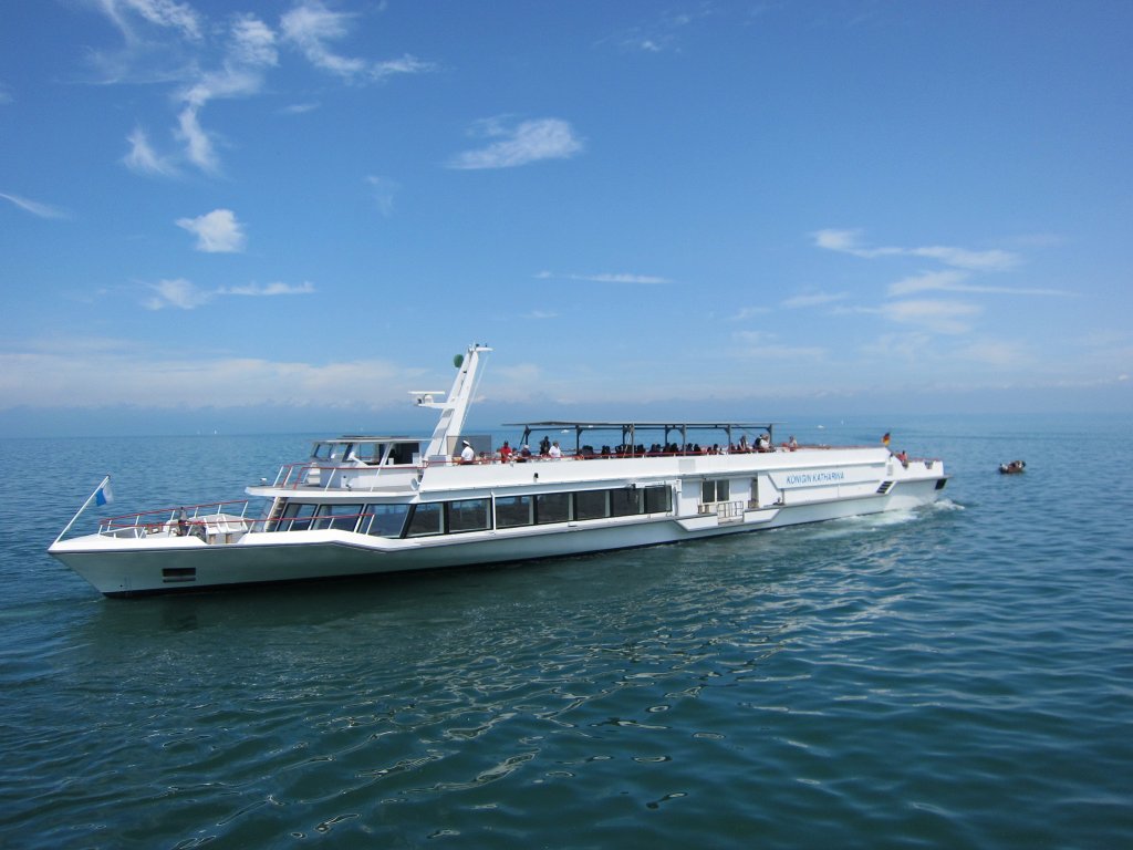 Motorschiff Knigin Katharina der Deutschen Bodensee Schiffsbetriebe (BSB) auf dem Weg von Lindau (Deutschland) nach Rorschach (Schweiz). Ein sehr elegantes Schiff!