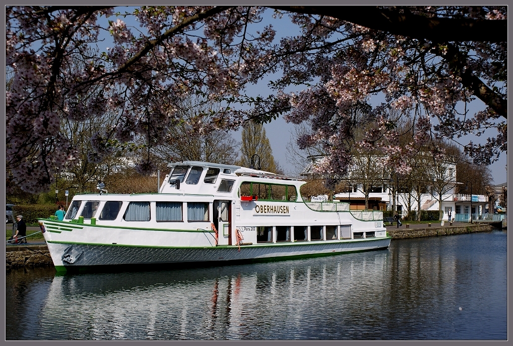 Motorschiff  Oberhausen  wartet beim Wasserbahnhof in Mlheim an der Ruhr darauf, dass die Ausflugssaison anfngt (15. April 2010).