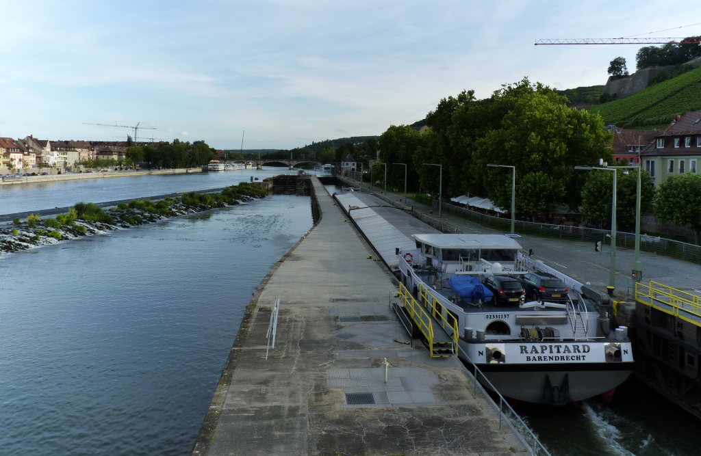 Motorschiff Rapitard in der Schleuse Wrzburg, Main aufwrts.
Die Rapitard wurde 2009 in China gebaut und hat eine Lnge von 135 Meter. 29.07.2012