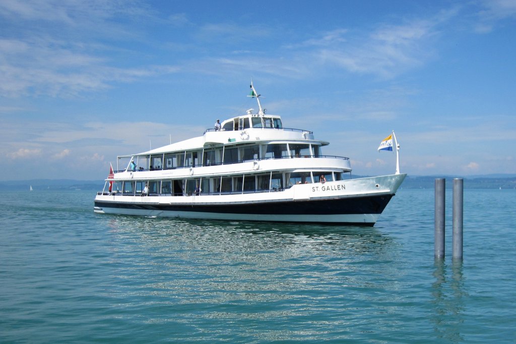 Motorschiff St. Gallen der Schweizerischen Bodensee Schifffahrt (SBS) bei der Anfahrt zum Landesteg in Altnau (Schweiz).