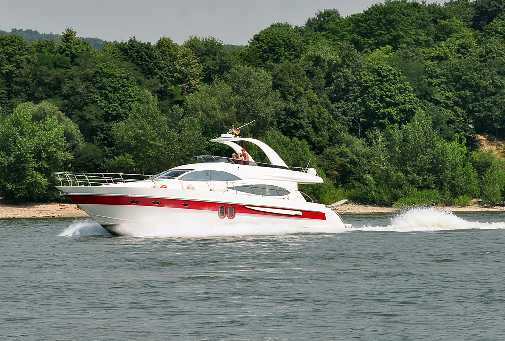 Motoryacht auf dem Rhein bei Bonn  - 26.07.2012