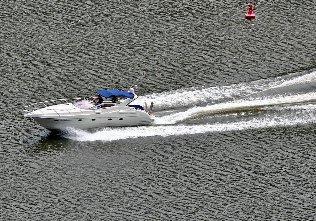 Motoryacht auf der Mosel bei Winningen - 04.08.2012