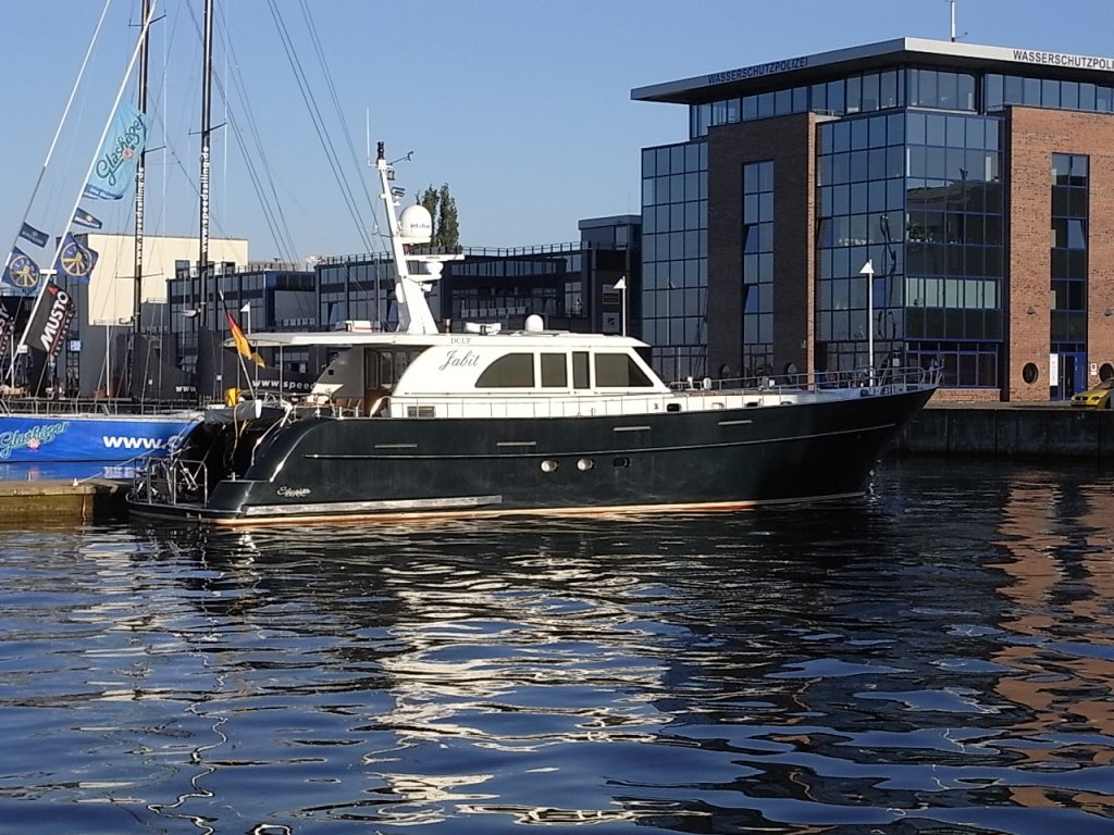 Motoryacht  Jabit  HH Leer, hier an einem Steg im Rostocker Stadthafen,
direkt neben der Dienststelle der Wasserschutzpolizei