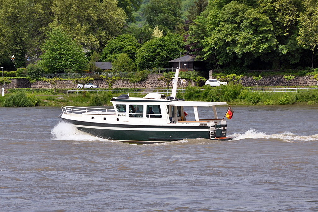 Motoryacht  Sindbad  aus Wiesbaden auf dem Rhein bei Remagen - 27.05.2013