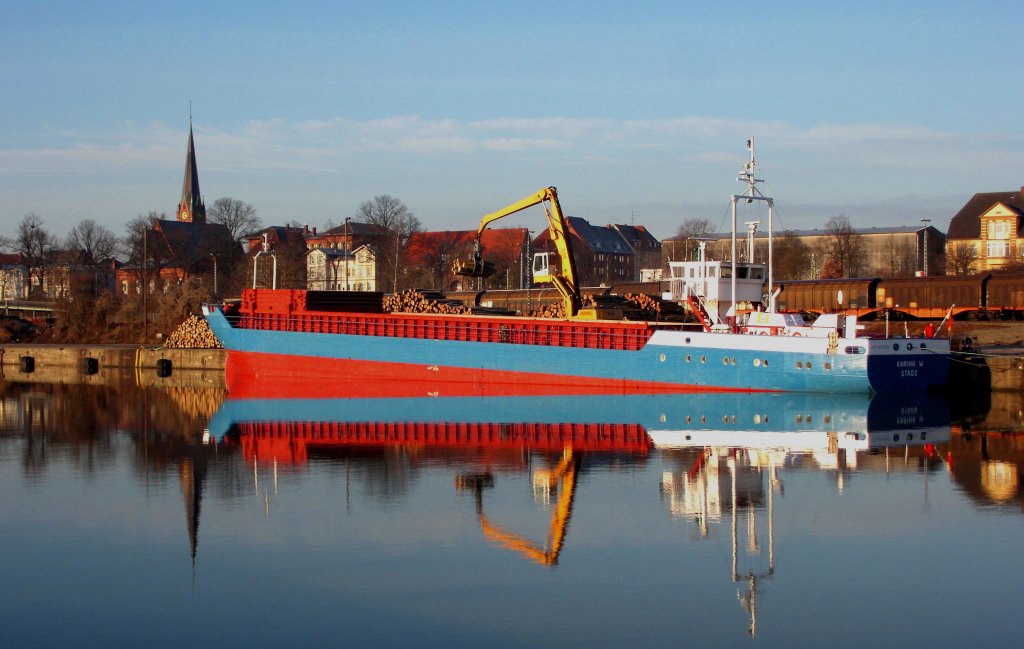 MS   KARINA W   aus Stade, IMO 8208062, liegt an der Roddenkoppel in Lbeck und wird mit deutschem Rundholz fr Dnemark beladen... Aufgenommen: 25.1.2012