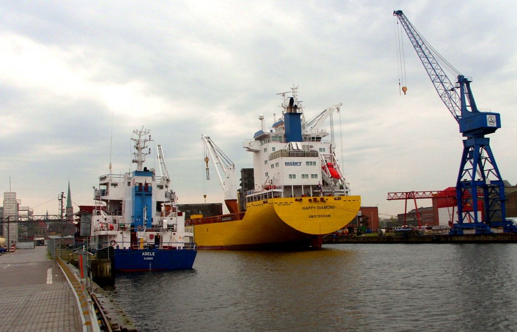 MS ADELE IMO 8912027, MMSI 304010160, Rufzeichen:V2UE, Flagge: Antigua Barbuda, ist am gestrigen Abend in den Burgtorhafen in Lbeck eingelaufen und es wird am Brggenkai bereits die Getreideladung gelscht...Viel Platz ist jetzt im Fahrwasser nicht mehr.  Aufgenommen: 28.4.2012