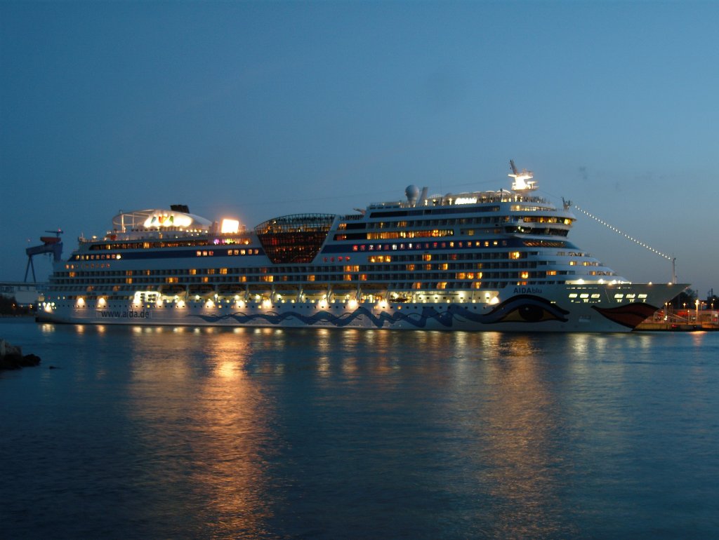 MS  Aida blu  in Warnemünde am Abend des 05.05.2010. Das  Schlübberbalett  ist vorbei und gleich geht's mit viel TUT und Dröhnen hinaus auf die Ostsee.