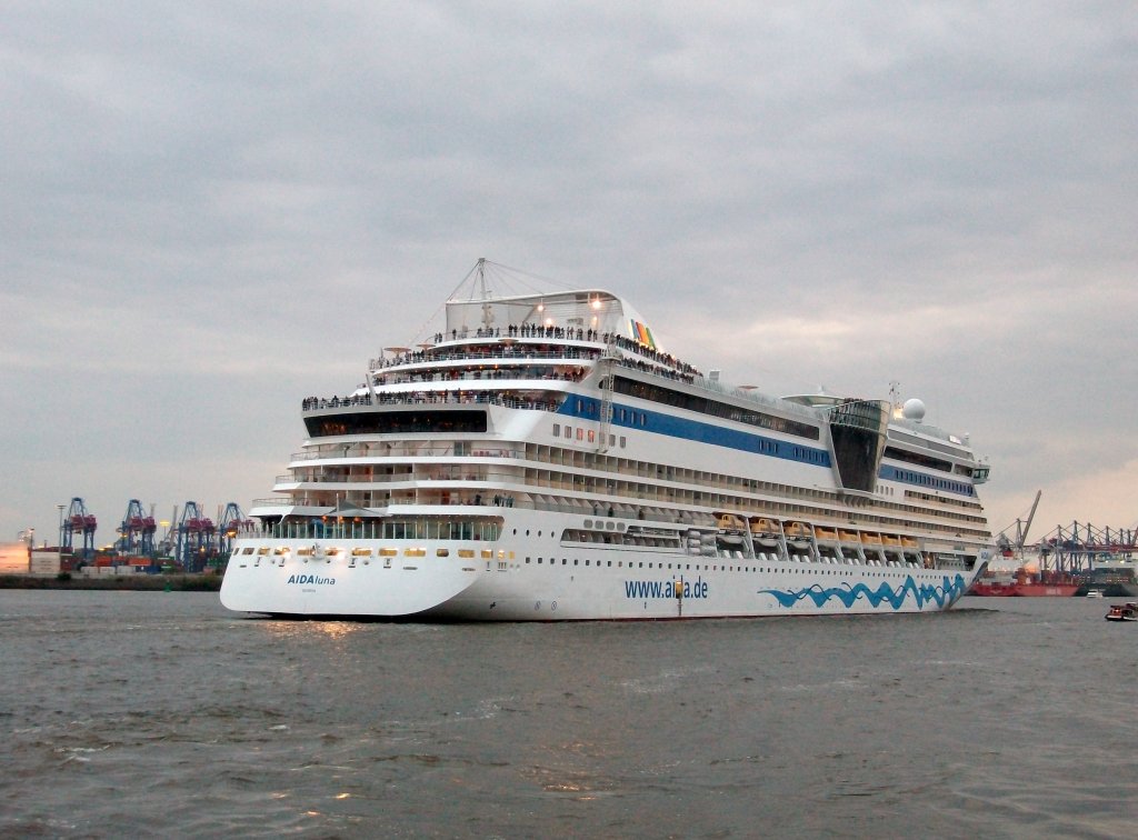 MS AIDALUNA den Hamburger Hafen verlassend am 23.06.12