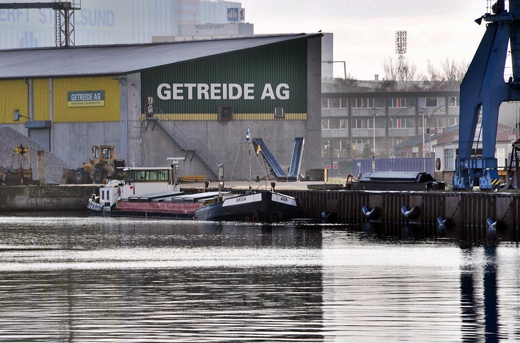 MS  Aken  hat beladen festgemacht im Stralsunder Stadthafen am 13.12.09