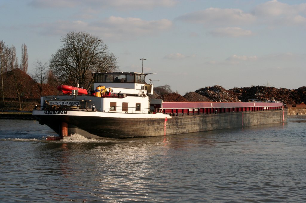 MS Aldebaran , 04602770 , hat am 23.03.2012 nach dem Lschen im Hafen PE abgelegt und dreht in den MLK