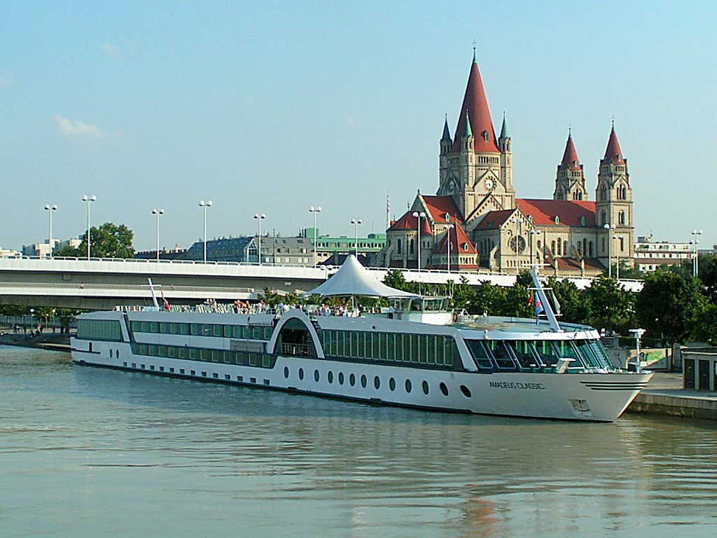 MS Amadeus-Classic(L=110; B=11mtr; 146Passagiere; 40Crew)bei einem Zwischenstopp in Wien; 2005-08-31