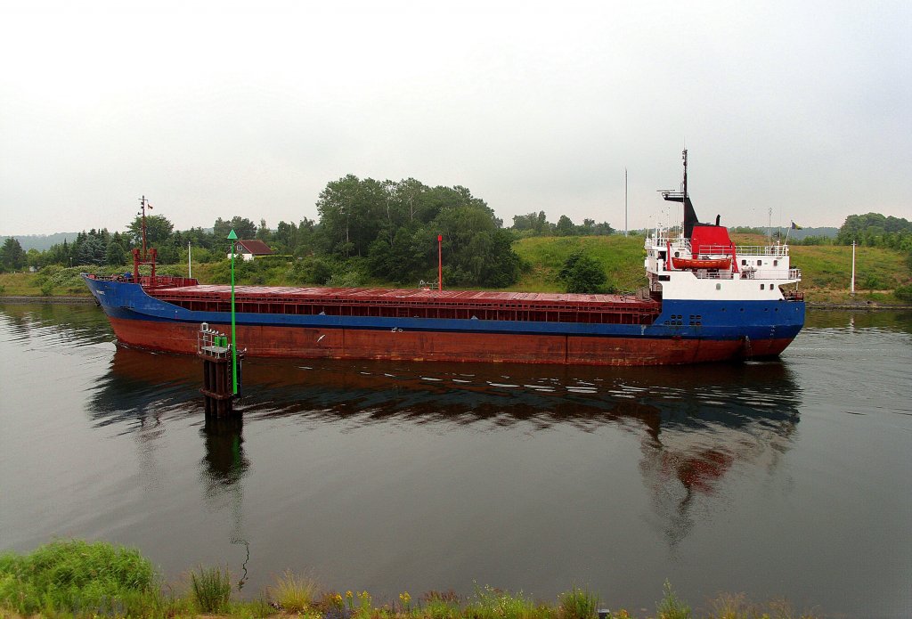 MS AMIRANTE IMO 7525334, durchfhrt hier die Traveenge zwischen Herreninsel und Seelandkai in Lbeck-Siems...  Aufgenommen: 27.6.2012