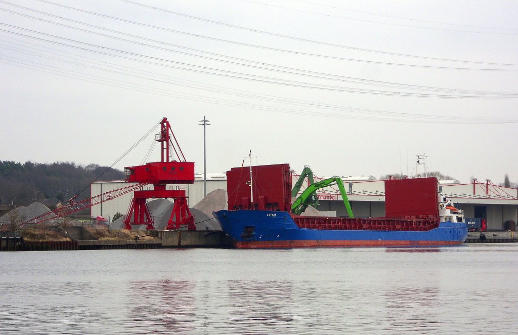 MS ANTARI IMO 9171084, liegt am Lbecker Lehmannkai 1 und lscht Split aus Norwegen... Aufgenommen: 15.3.2012 9:04 Uhr...