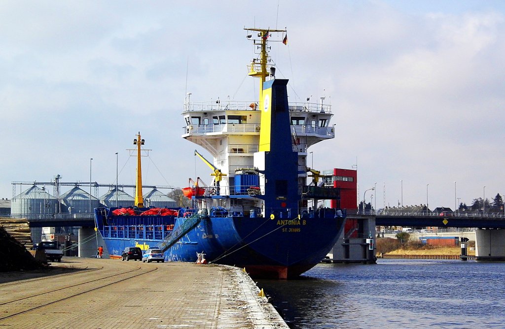 MS ANTONIA B, IMO 8318128, ist um 11:18 Uhr den Lbecker Konstinkai vor der Eric Warburg Brcke angelaufen...
Aufgenommen: 08.04.2013