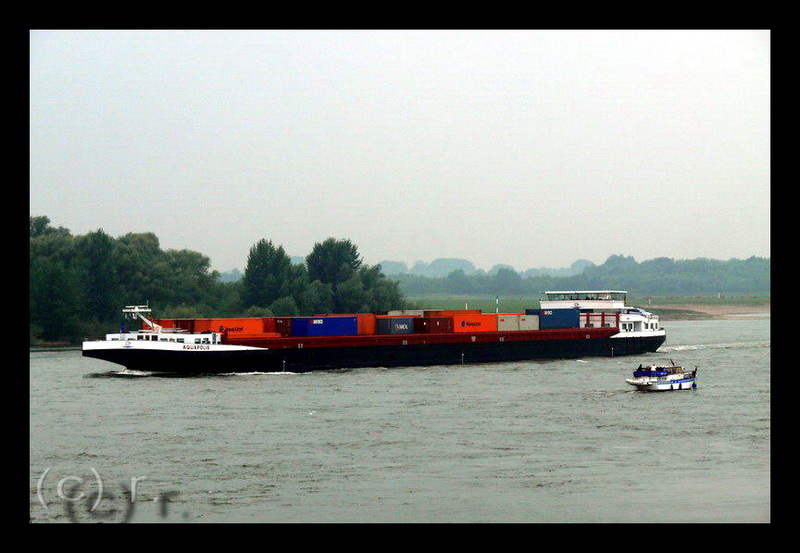 MS  Aquapolis  aus Antwerpen, 06105002, 135 x 17,35, vermessen mit 5187 Tonnen, 2 x 1999Pk, Baujahr 2007 in China, max. Stellpltze fr 504 TEU.