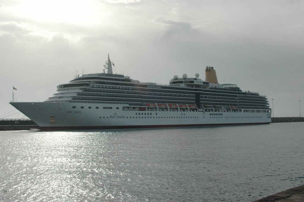 MS Arcadia. Die Kiellegung fr Cunard als Queen Victoria, ursprnglich von Holland-America bestellt / 2004 Weiterbau als MS Arcadia fr P&O / 26.05.2004 aufgeschwommen, Dezember 2004 erste Probefahrt, 24.03.2005 Ablieferung, 12.04.2005 in Southampton getauft, 14.04.2005 Jungfernkreuzfahrt Southampton -Mittelmeer. Passagiere: 2.388, Kabinen: 976, Lnge 285,11 m, Breite 32,24 m, Tiefgang: 8 m, Geschwindigkeit: 22 Knoten. Gesehen wurde das Schiff am 15.12.2010 in Arrecife/Lanzarote. 

